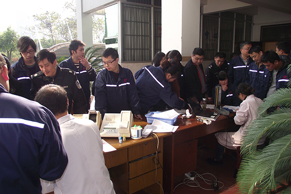 Hengjiu Group employees actively participate in voluntary blood donation.